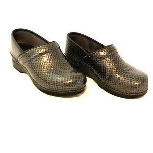 DANSKO CLOGS SZ 38 BLACK TEXTURE “SNAKESKIN”